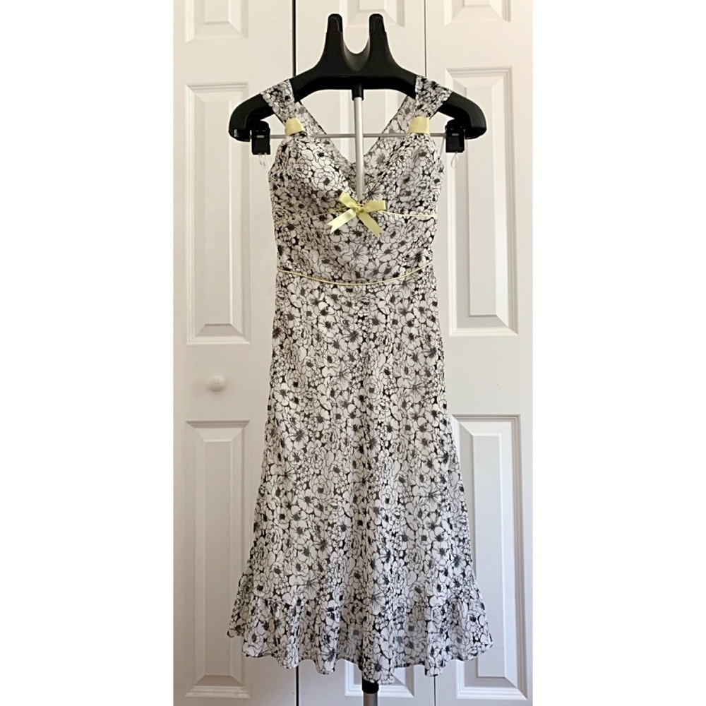 A.B.S. By Robert Schwartz Sz 4 Criss /Cross Dress Blk / Wht & a Hint Of Yellow